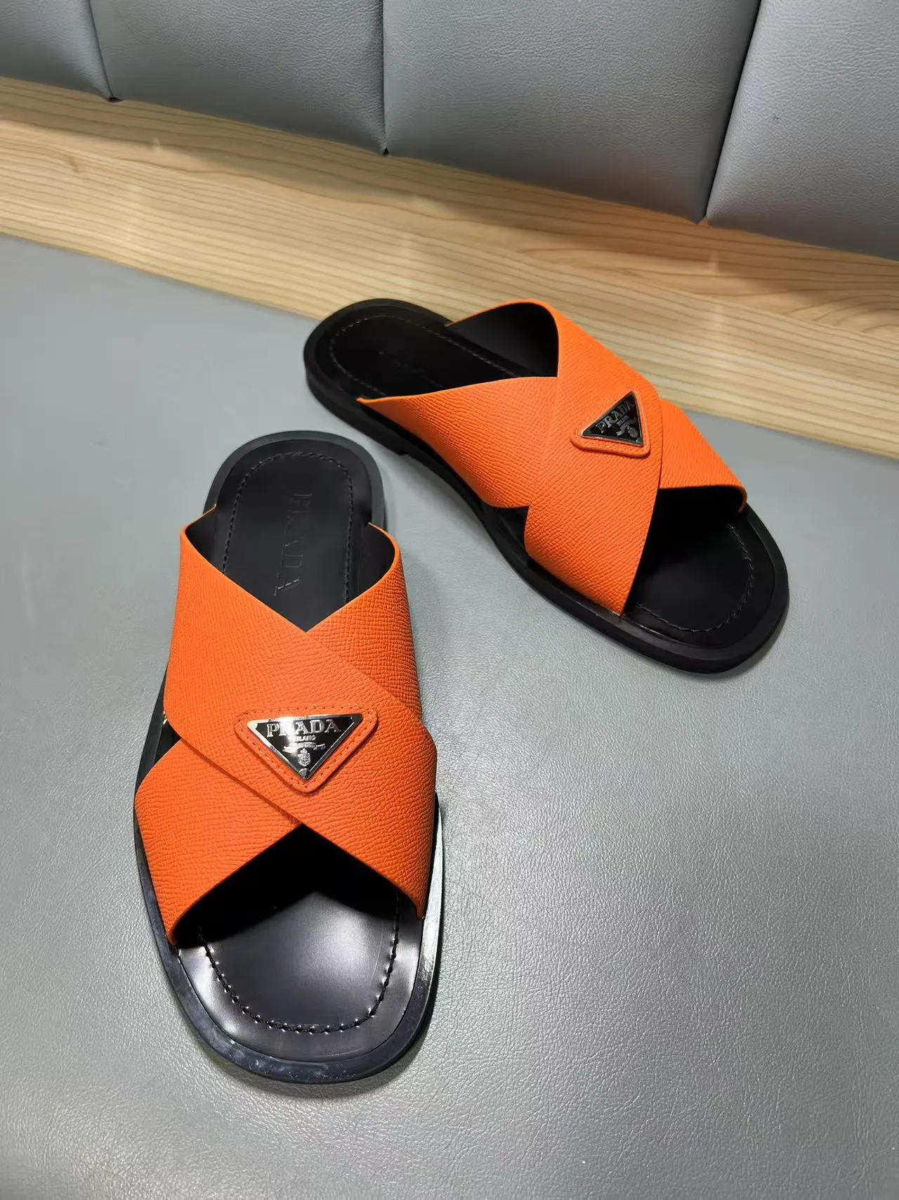 340💰PRADA Prada’s latest slippers are synchronized with the official website. This slipper is made of the brand’s unique and iconic Saffiano leather. The brand logo jumps out from the double straps, and the brand style is clearly visible. Cowhide gives men elegant charm and functional design, making it an ideal choice for vacation and leisure. Size:38-45